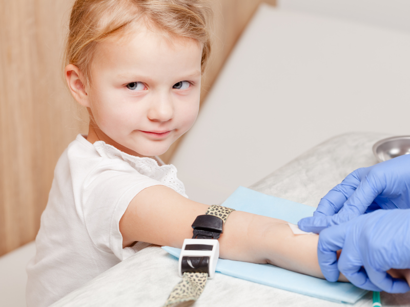 Dziewczyna podczas pobierania krwi z powodu podejrzenia niskiej hemoglobiny.